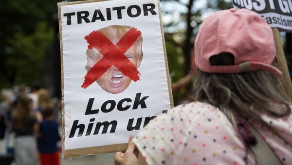 Cartaz com a palavra traidor em uma manifestação anti-Trump nos EUA (foto de arquivo) - Sputnik Brasil