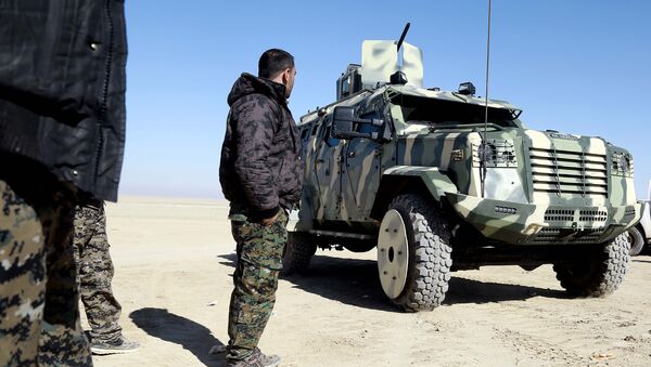 O combatante das Forças Democráticas Sírias examina o veículo fornecido pela coalizão dos EUA perto a nordeste de Raqqa (foto de arquivo) - Sputnik Brasil