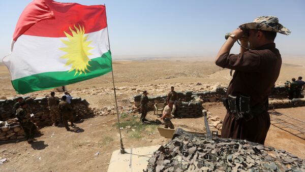 Bandeira do Curdistão e combatente curdo Peshmerga monitorando a área a partir do seu posto na linha de frente em Bashiqa - Sputnik Brasil