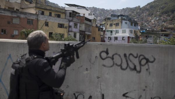 Um oficial da PM é visto durante tiroteio na Rocinha em 22 de setembro de 2017 - Sputnik Brasil