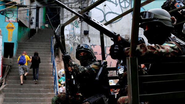 Armed Forces take up position during a operation after violent clashes between drug gangs - Sputnik Brasil