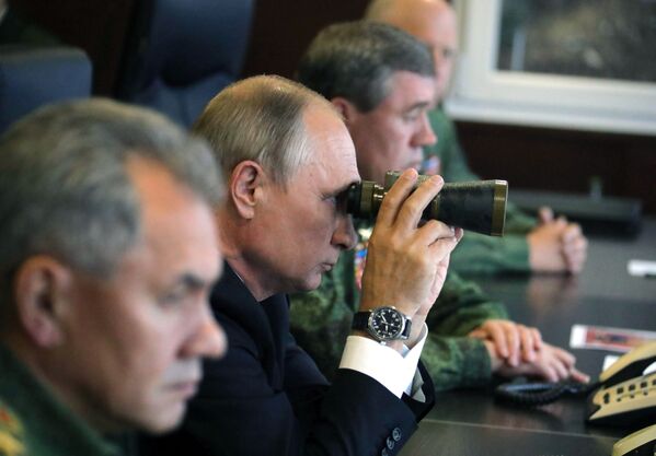 Presidente Putin observa ações dos militares durante manobras russo-bielorrussas Zapad 2017 - Sputnik Brasil