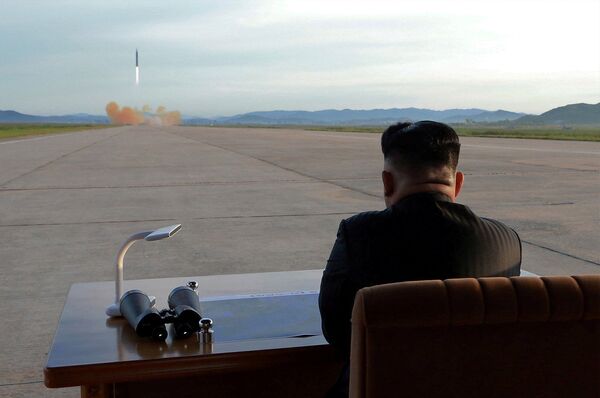 Líder da Coreia do Norte, Kim Jong-un durante o lançamento do míssil Hwasong-12 efetuado em 16 de setembro de 2017 - Sputnik Brasil