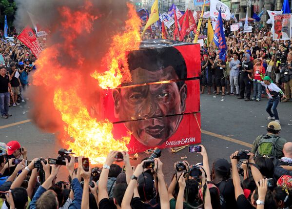 Manifestantes queimam retrato do presidente filipino, Rodrigo Duterte, em Manila - Sputnik Brasil