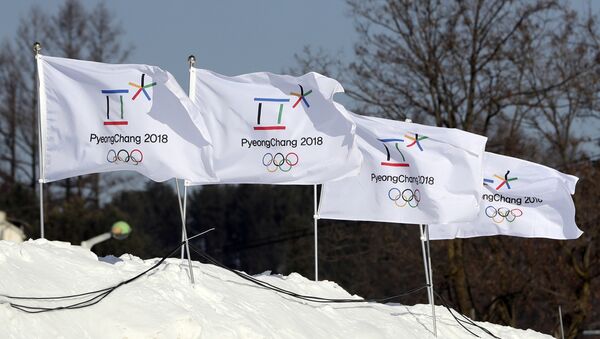 Banderas con el logo de los Juegos Olímpicos de 2018 en Pyeongchang - Sputnik Brasil