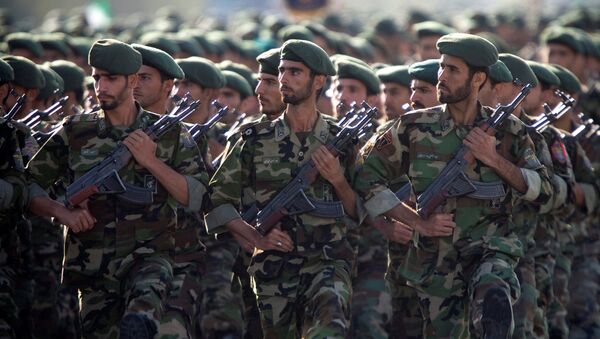 Militares do Corpo de Guardiões da Revolução Islâmica marcham durante uma parada militar em homenagem à Guerra Irã-Iraque, de 1980-1988 - Sputnik Brasil