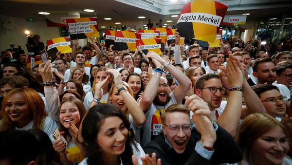 Eleitores se reúnem na sede da União Democrática Cristã (CDU), partido da chanceler Angela Merkel, e reagem às primeiras pesquisas de boca de urna nas eleições gerais alemãs (Bundestagswahl) em Berlim, Alemanha, 24 de setembro de 2017. - Sputnik Brasil