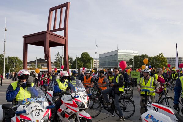 Polícia suíça observa manifestação de ciclistas em Genebra - Sputnik Brasil