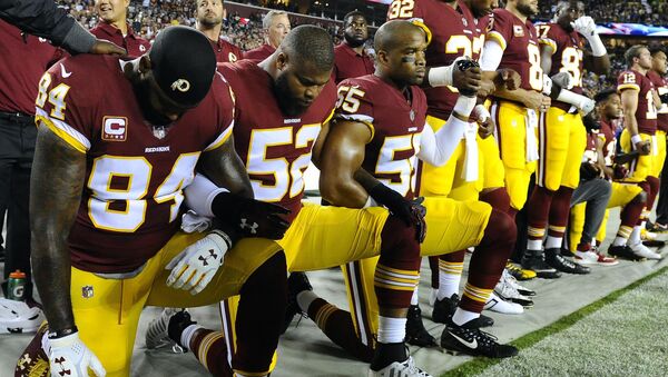 Jogadores do Washington Redskins (NFL) ajoelham-se para o hino nacional. - Sputnik Brasil