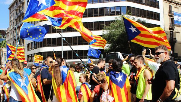 Participantes na greve nas ruas da Catalunha ao apoiar o referendo para independência e secessão da Catalunha da Espanha - Sputnik Brasil