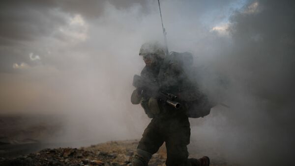 Soldado israelense atravessando fumaça (foto de arquivo) - Sputnik Brasil