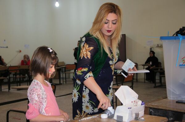 Processo de votação numa mesa de voto na cidade de Kirkuk, capital do Curdistão iraquiano - Sputnik Brasil