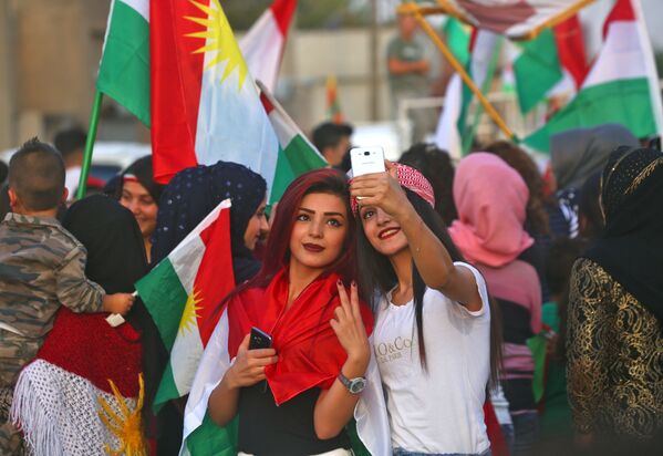 Curdas sírias tirando selfie durante as celebrações a favor do referendo curdo - Sputnik Brasil