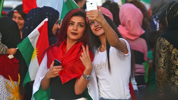 Curdas sírias tirando selfie durante as celebrações a favor do referendo curdo - Sputnik Brasil