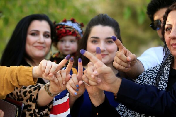Mulheres mostrando os dedos pintados durante o referendo, na cidade de Sulaimaniyah, Iraque - Sputnik Brasil