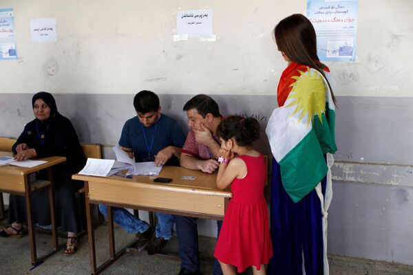 Uma mulher votando durante o referendo curdo em Erbil, Iraque - Sputnik Brasil