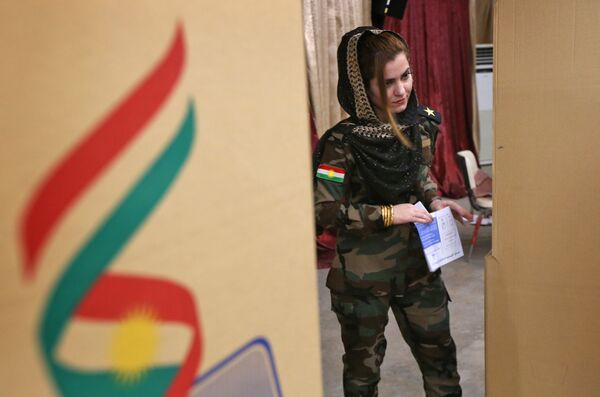 Uma mulher das forças peshmerga votando durante o referendo numa mesa de voto em Erbil - Sputnik Brasil