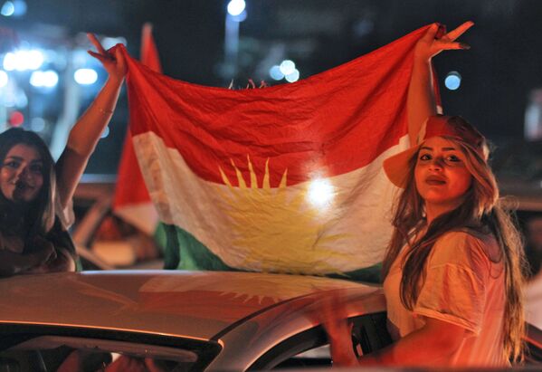 Meninas mostrando a bandeira curda durante celebrações nas ruas de Kirkuk após o referendo - Sputnik Brasil