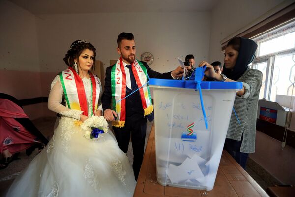 Recém-casados votando durante o referendo curdo no Iraque - Sputnik Brasil