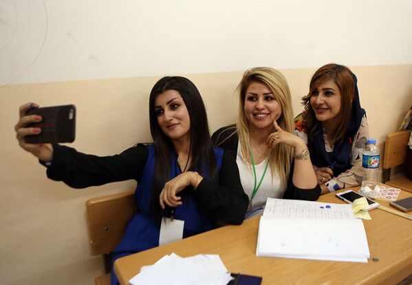 Membros da mesa de voto tirando uma foto em um local de votação no Iraque durante o referendo curdo - Sputnik Brasil