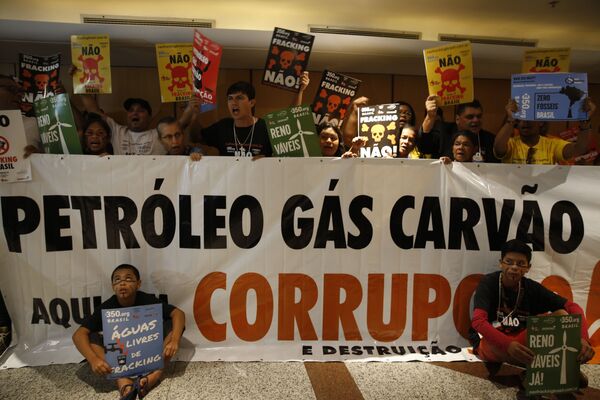 Manifestantes protestam contra a 14ª Rodada de Licitações de Petróleo e Gás realizada pela Agência Nacional do Petróleo, Gás Natural e Biocombustíveis (ANP) - Sputnik Brasil