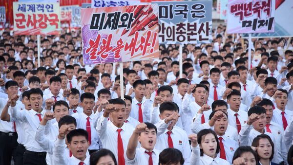 Estudantes norte-coreanos durante as protestas contra os EUA - Sputnik Brasil