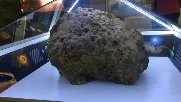 Maior pedaço do meteorito de Chelyabinsk encontrado em 2013 no lago de Chebarkul e que hoje em dia está no Museu Regional do Ural do Sul - Sputnik Brasil