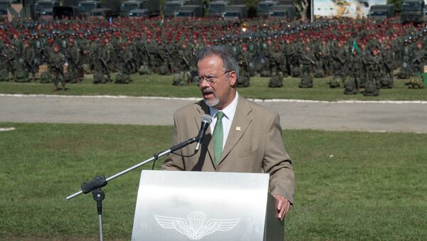 Brazil's Defense Minister Raul Jungmann (C) speaks before the 2,400 soldiers who will take part in the Olympic and Paralympics Games Rio 2016 security operation - Sputnik Brasil