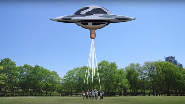 Giant UFO With Cow Nipple Sprays Milk at Kids in Japanese Ad… Wait, What?! - Sputnik Brasil