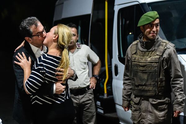 Jornalista turco do jornal oposicionista Cumhuriyet beija sua mulher depois de ser liberado da cadeia em Istambul - Sputnik Brasil