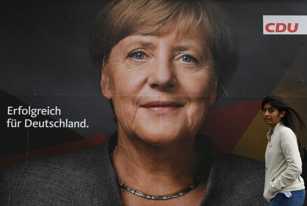Cartaz com Angela Merkel em uma das ruas de Berlim na véspera das eleições parlamentares alemãs - Sputnik Brasil