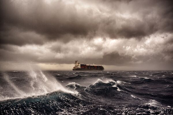 Navio de carga durante tempestade no mar Mediterrâneo - Sputnik Brasil
