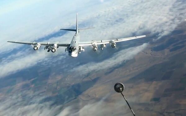 Reabastecimento no ar do bombardeiro russo Tu-95MS durante operação na Síria - Sputnik Brasil