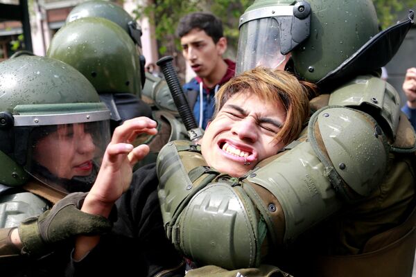 Detenção de participante do protesto estudantil no Chile - Sputnik Brasil
