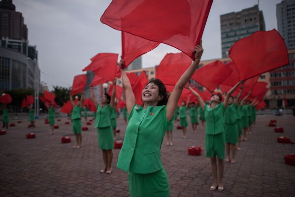 Meninas norte-coreanas dão show na estação central de trens de Pyongyang - Sputnik Brasil