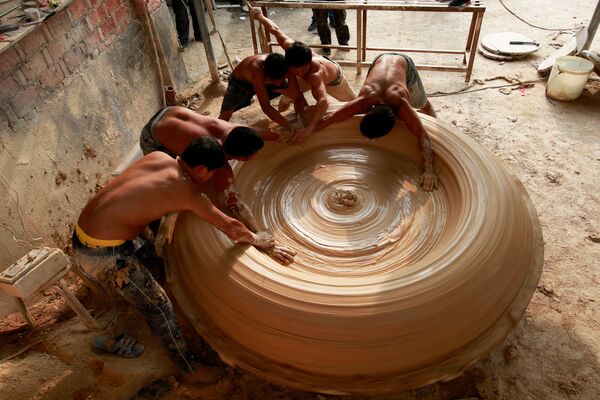 Operários moldam tina de porcelana em fábrica na China - Sputnik Brasil