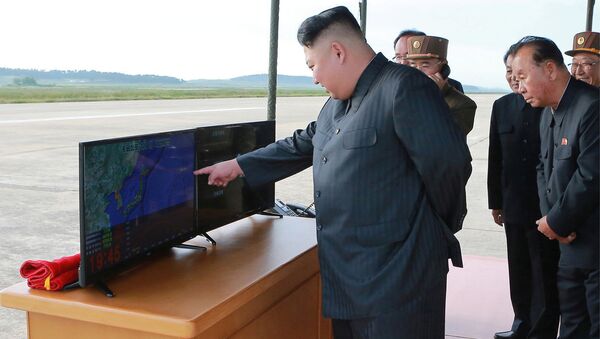 Líder norte-coreano Kim Jong-un observa teste de um míssil - Sputnik Brasil