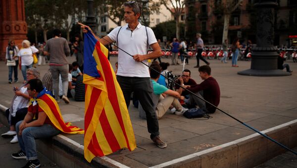Homem segura bandeira Estelada, da Catalunha, em Barcelona - Sputnik Brasil