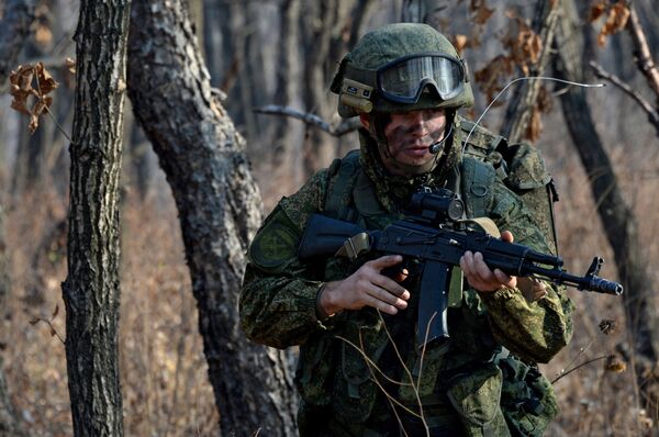 Soldado das tropas de desembarque das tropas terrestres com versão modernizada do famoso Kalashnikov - Sputnik Brasil