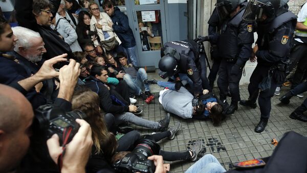 Polícia espanhola imobiliza várias pessoas perto de seção eleitoral em Barcelona, 1 de outubro de 2017, no dia do refendo pela independência, declarado ilegal por Madri - Sputnik Brasil