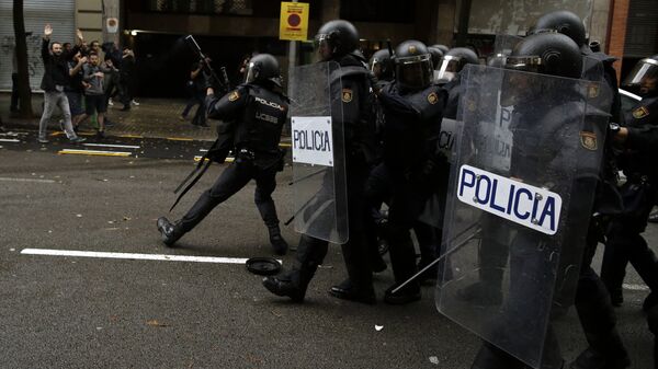 Polícia espanhola na Catalunha, 1 de outubro de 2017 - Sputnik Brasil