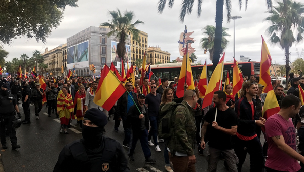 Pessoas em Barcelona participam da manifestação contra a independência da Catalunha, 1 de outubro de 2017 - Sputnik Brasil