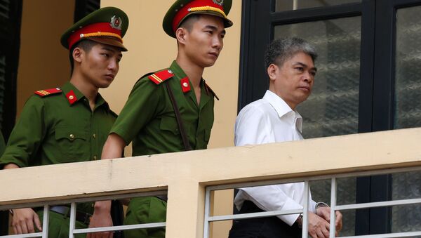 O ex-presidente do PetroVietnam (PVN), Nguyen Xuan Son, é acompanhado pela polícia enquanto sai do tribunal após a sessão de veredito em Hanói - Sputnik Brasil