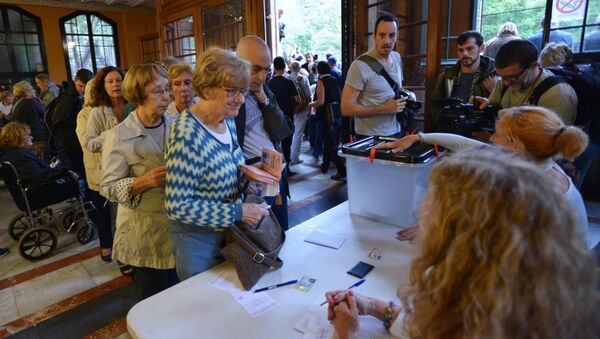 Voting at a polling station in Barcelona during a referendum on Catalonia's independence - Sputnik Brasil