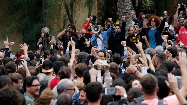 Manifestantes em Barcelona - Sputnik Brasil