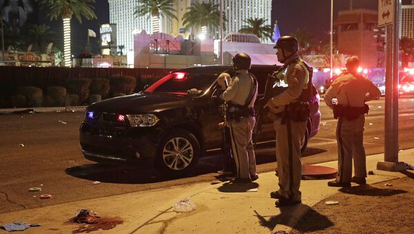Police stand at the scene of a shooting along the Las Vegas Strip, Monday, Oct. 2, 2017, in Las Vegas - Sputnik Brasil