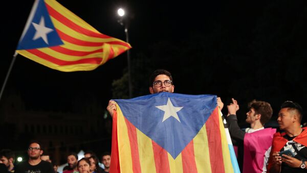 Homem com uma Estrelada (bandeira da Catalunha) durante o referendo pela independência, em Barcelona, em 1 de outubro - Sputnik Brasil