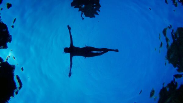 Uma mulher em piscina (foto de arquivo) - Sputnik Brasil