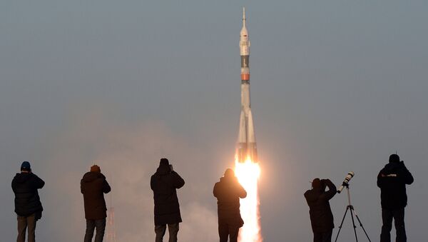 The launch of a Soyuz-FG rocket with the Soyuz TMA-19M manned spacecraft from the Baikonur Space Center. - Sputnik Brasil