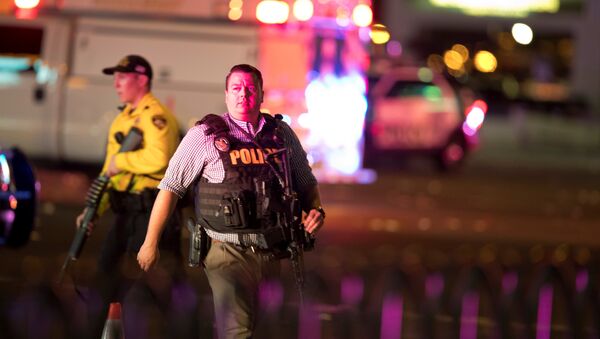 Law enforcement officers are shown on Las Vegas Boulevard South on October 2, 2017, after a mass shooting during a music festival in Las Vegas, Nevada, U.S. - Sputnik Brasil